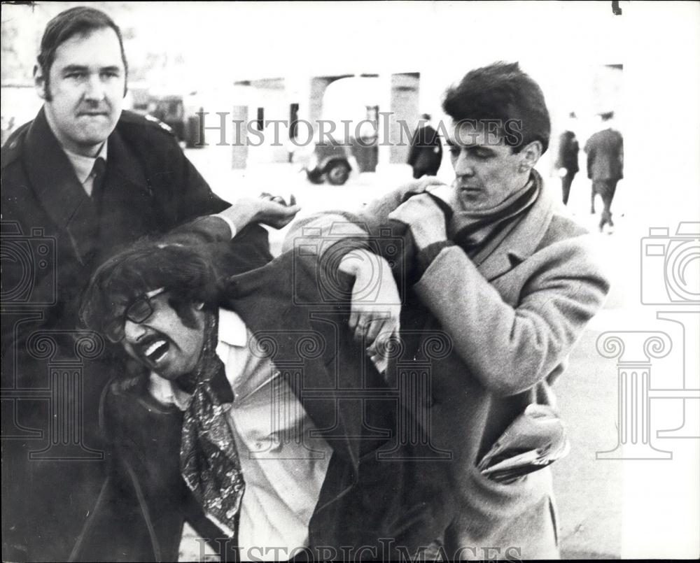 1974 Press Photo Police Detective Grant Smith Frames Mangalsinh Jadeia - Historic Images