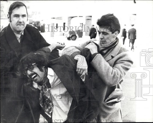 1974 Press Photo Police Detective Grant Smith Frames Mangalsinh Jadeia - Historic Images