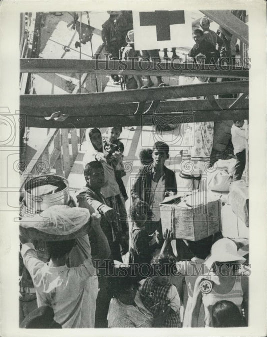 1967 Press Photo Refugees Cross The Jordan - Historic Images