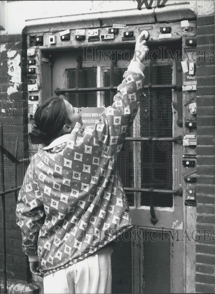 Press Photo Amsterdam&#39;s Rosengraacht house door covered with bells - Historic Images