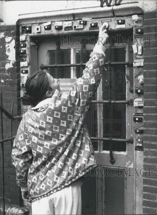 Press Photo Amsterdam's Rosengraacht house door covered with bells - Historic Images