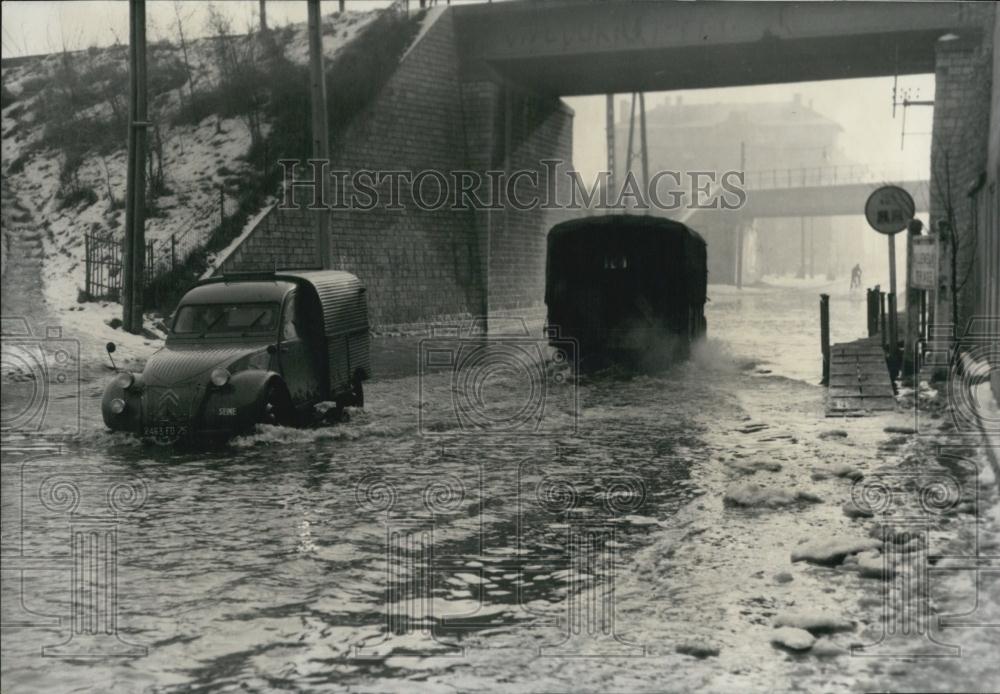 1959 Press Photo Paris Suburbs Flooded - Historic Images