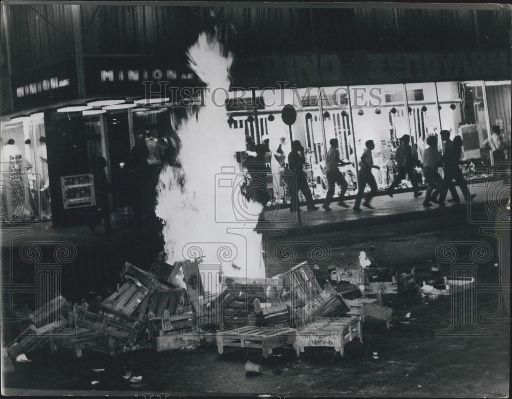 1965 Press Photo Fires started by demonstrators in a street in Athens. - Historic Images