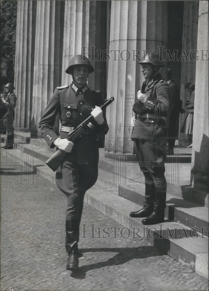 1960 Press Photo The &quot;New Guard&quot; In East-Berlin Changed In to a Monument - Historic Images