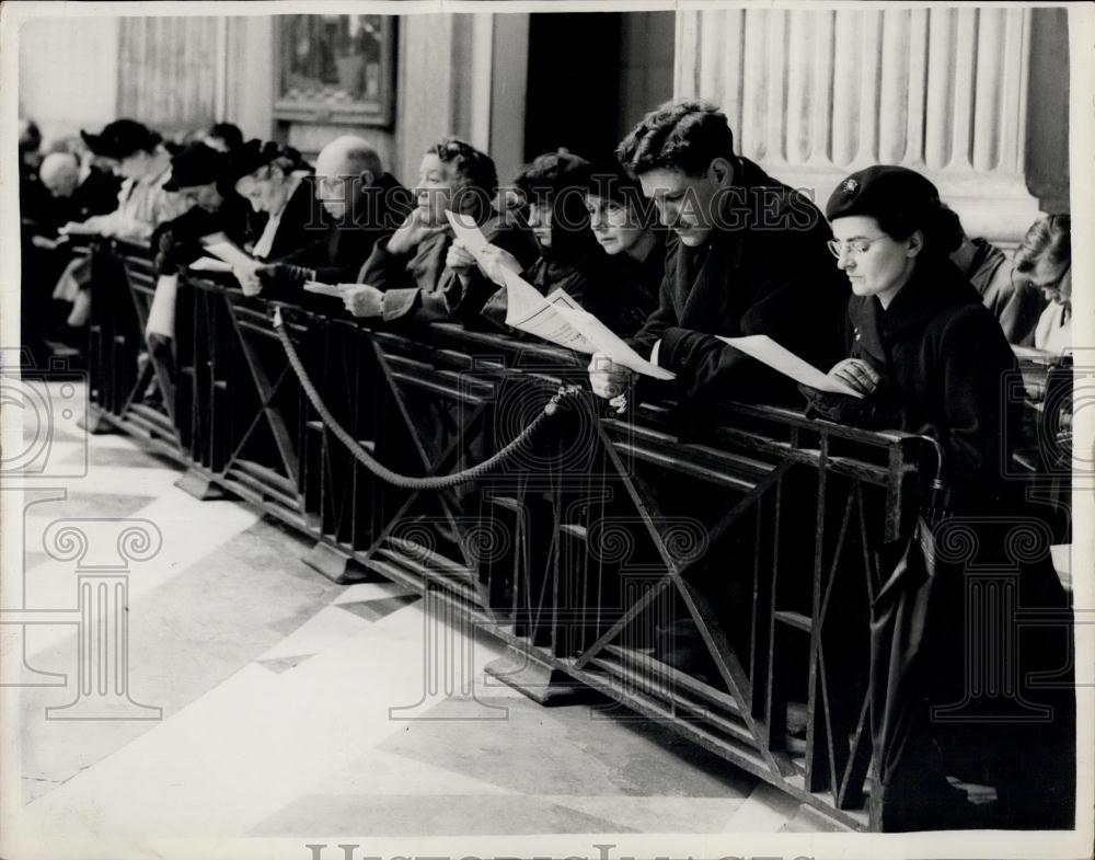 1953 Press Photo Queen Mary Memorial Service At St. Paul&#39;s Cathedral Praying - Historic Images