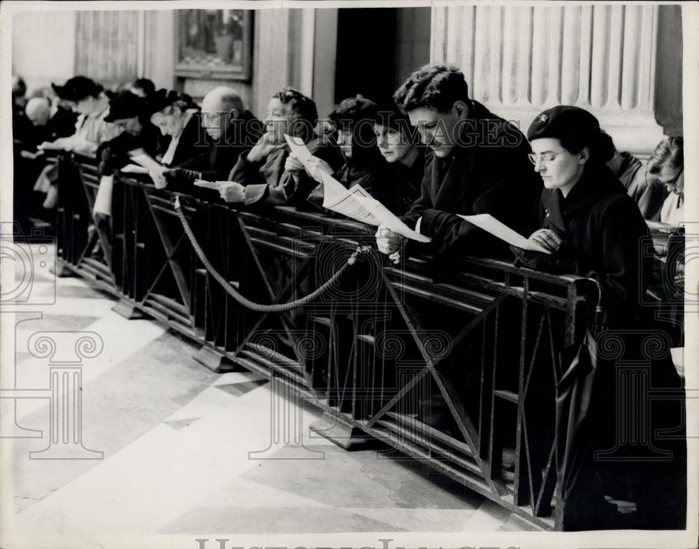 1953 Press Photo Queen Mary Memorial Service At St. Paul's Cathedral Praying - Historic Images