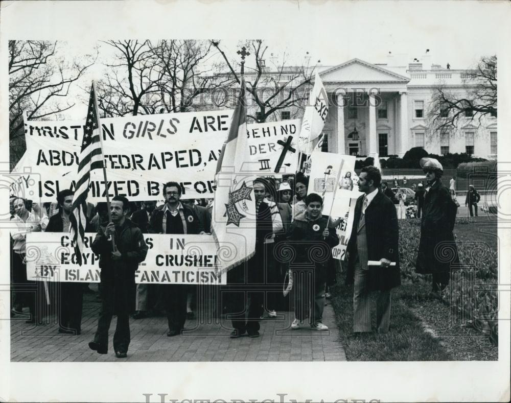 Press Photo Protestors Against Treatment Of Women In Egypt By Islamic Extremists - Historic Images