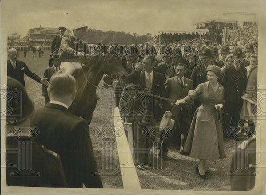 1957 Press Photo H.M. The Queen Loads Carrozza Horse At Epson - Historic Images
