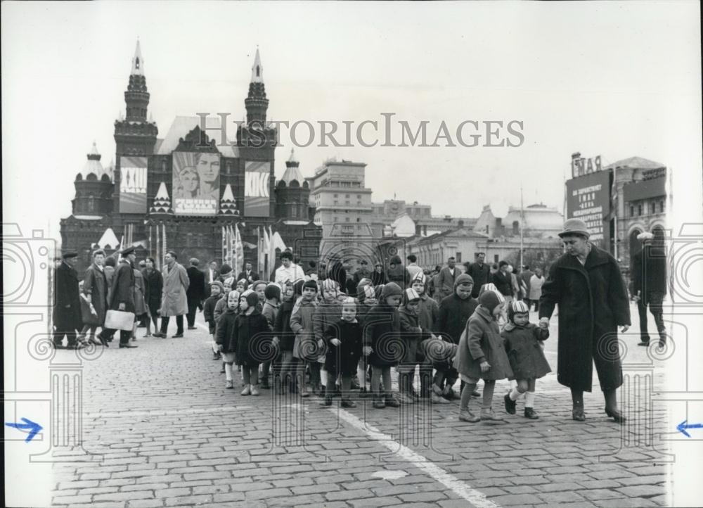 1970 Press Photo USSR Party In Red Square In Moscow ON Way To Kremlin - Historic Images