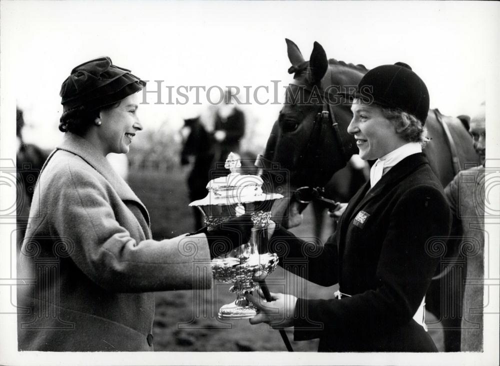 1959 Press Photo H.M. The Queen presents the Challenge Cup to Sheila Willcox - Historic Images