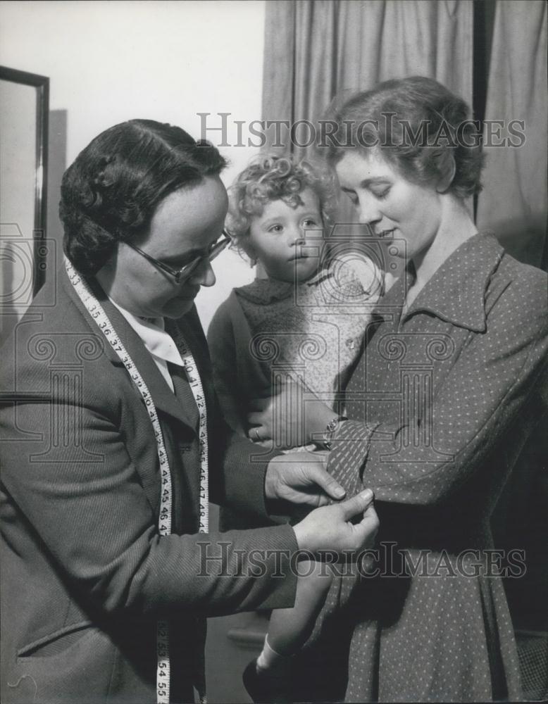 Press Photo Mothers Take Their Babies to Dress Making Classes - Historic Images