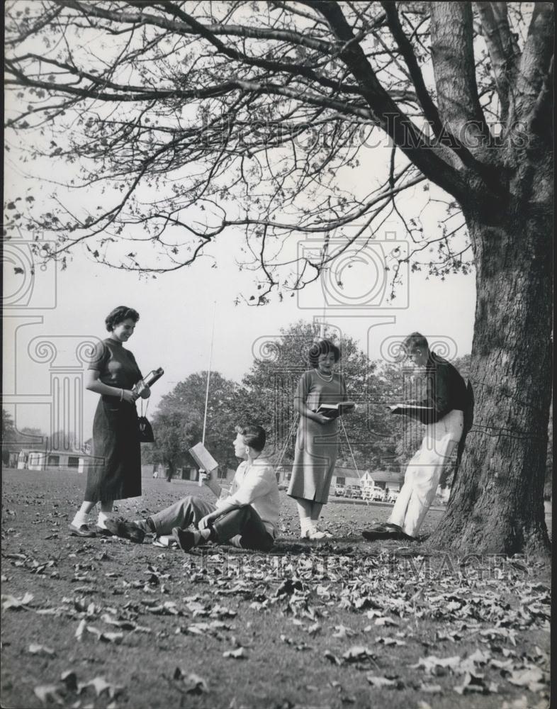 Press Photo Lunch Time Bushey Park School United Kingdom - Historic Images