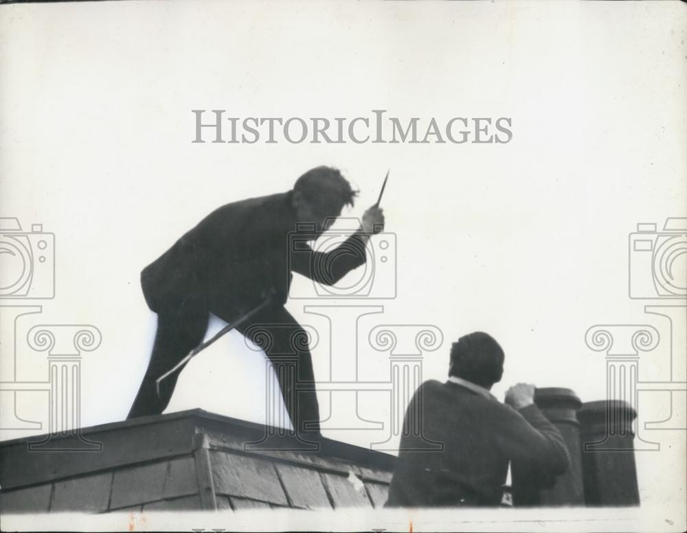 1965 Press Photo Man with Knife in Rooftop Siege in London - Historic Images
