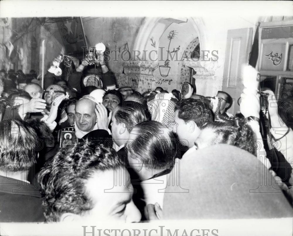 1964 Press Photo Pope Paul VI Mobbed In Jerusalem Streets Jordanian Police - Historic Images