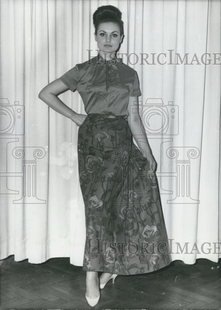 1964 Press Photo Dirndl Dress Parade Munich Germany Bavarian Costume Fashion - Historic Images