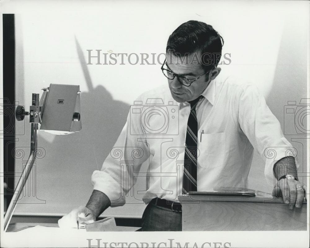 Press Photo Knowledge Worker College Professor. - Historic Images