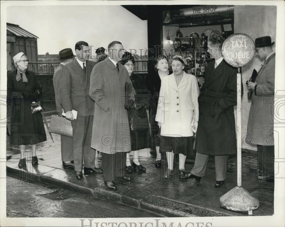 1957 Press Photo Nurse Witnesses In Dr. Adams Trial Leaving Courthouse - Historic Images