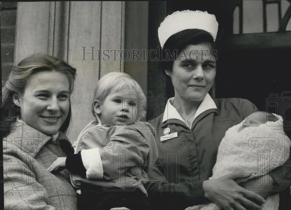 1980 Press Photo Duchess of Gloucester leaves with her baby - Historic Images