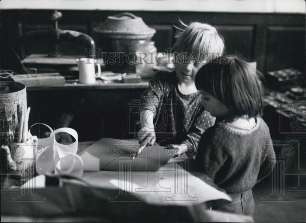 Press Photo Young artist in a painting class - Historic Images