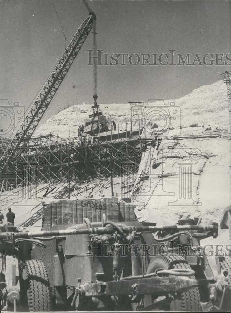 1966 Press Photo Dismantling 1st Block Of Upper Facade Of Great Temple In Egypt - Historic Images