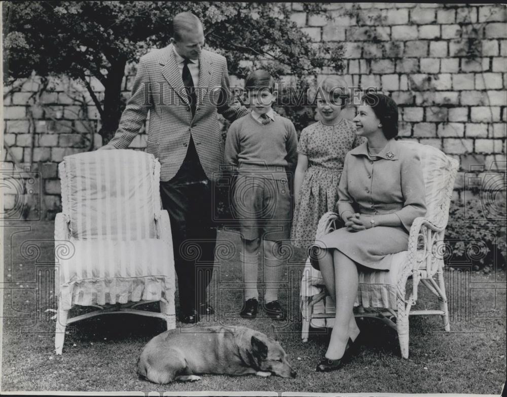 1959 Press Photo The Queen with her family at Windsor Castle - Historic Images