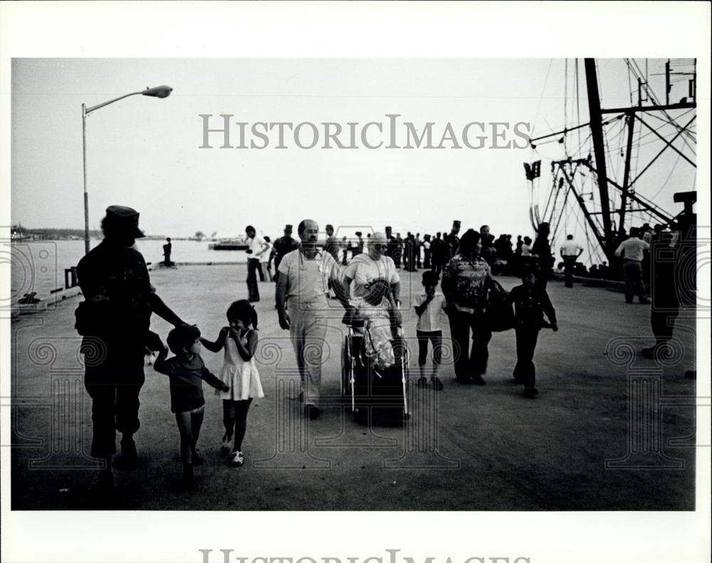 Press Photo Cuban refugees arrive in Florida - Historic Images