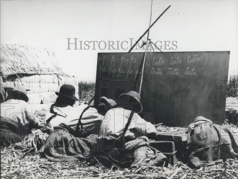 1968 Press Photo Spelling Lesson on the Floating Islands of the Lake Titicaca - Historic Images