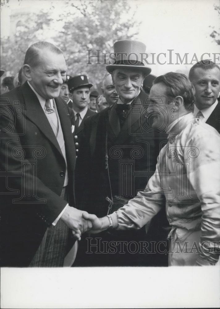 1954 Press Photo Paul Peraldy Congratulated By President Coty In Paris - Historic Images