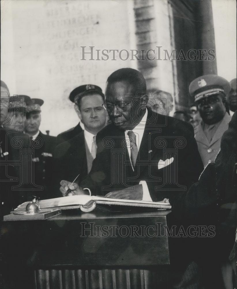 1956 Press Photo Liberian President Rubma Signing Golden Book Arch Of Triumph - Historic Images