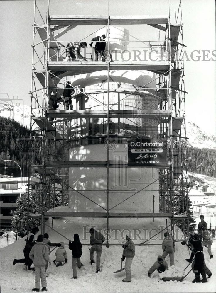 1990 Press Photo St.Moritz and bottle sculpture of snow - Historic Images