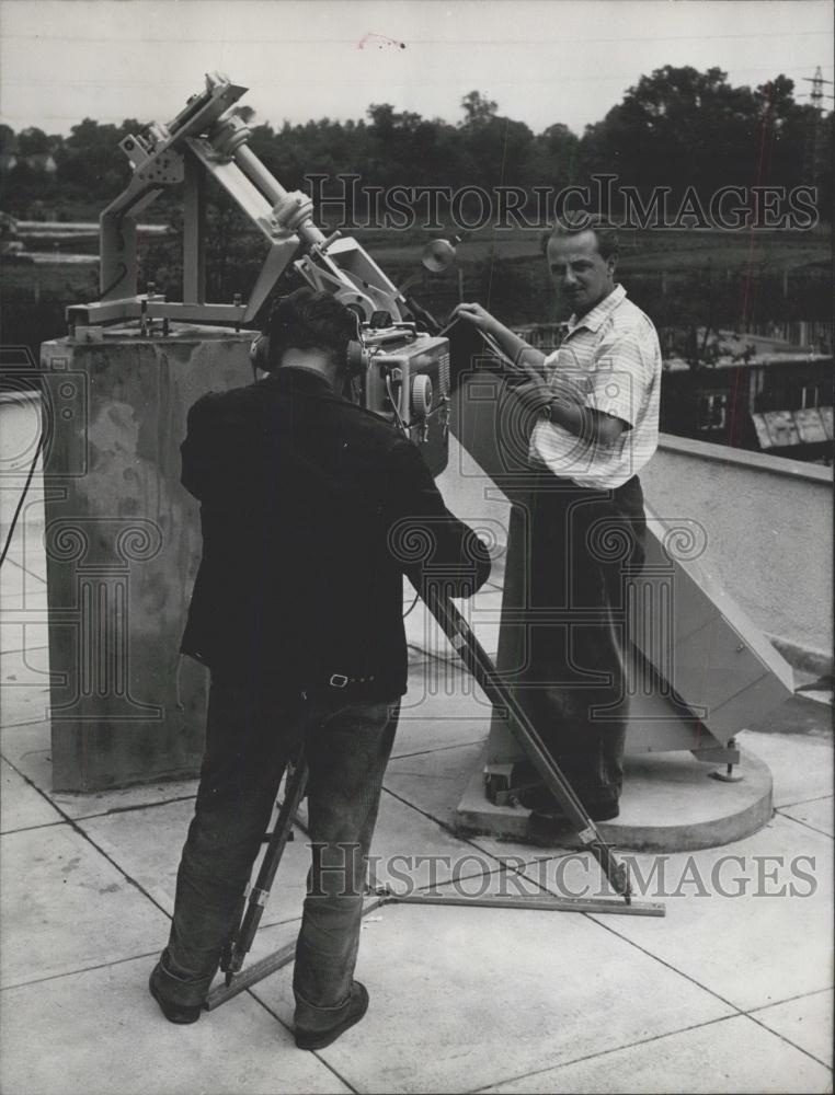 1956 Press Photo Rudolf Kuhn , astronomer with First TV Telescop - Historic Images