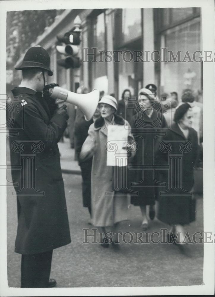 1960 Press Photo Oxford Street Policeman, Jaywalkers - Historic Images