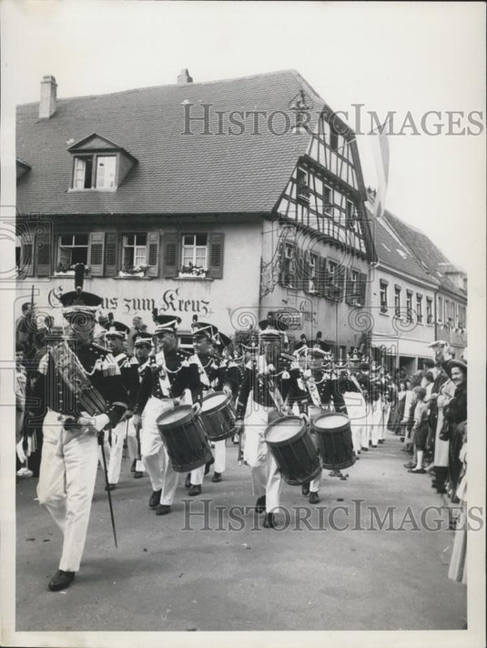 Press Photo Parade of the "soldiers" in historical costumes - Historic Images