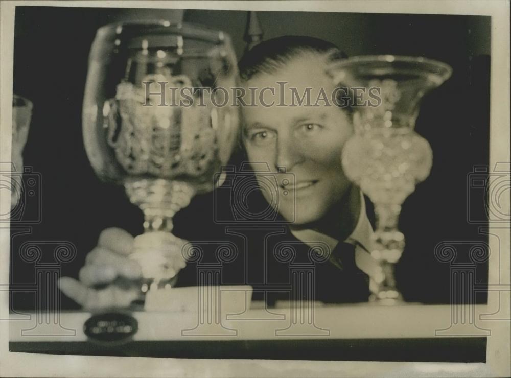 1953 Press Photo Duke of Edinburgh looks at A Chalice - Historic Images