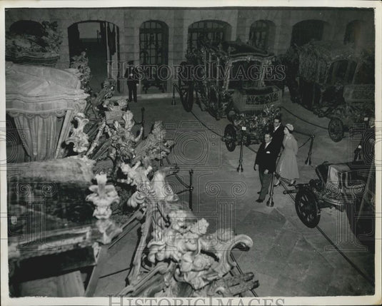 1957 Press Photo H.M. the Queen at National Coach Museum in Lisbon - Historic Images