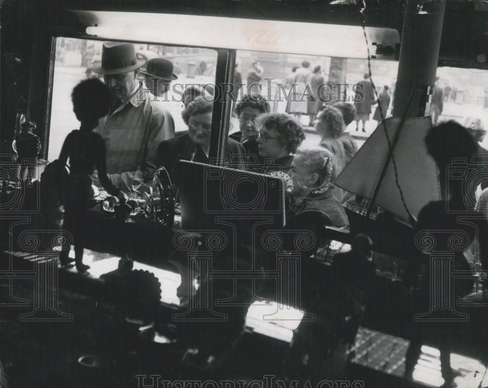 Press Photo Ley and Ley in Trafalgar Square - Historic Images