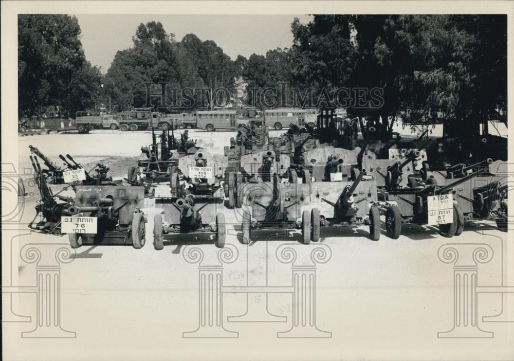 Press Photo Israel Showing Captured Russian and Chinese Weapons - Historic Images