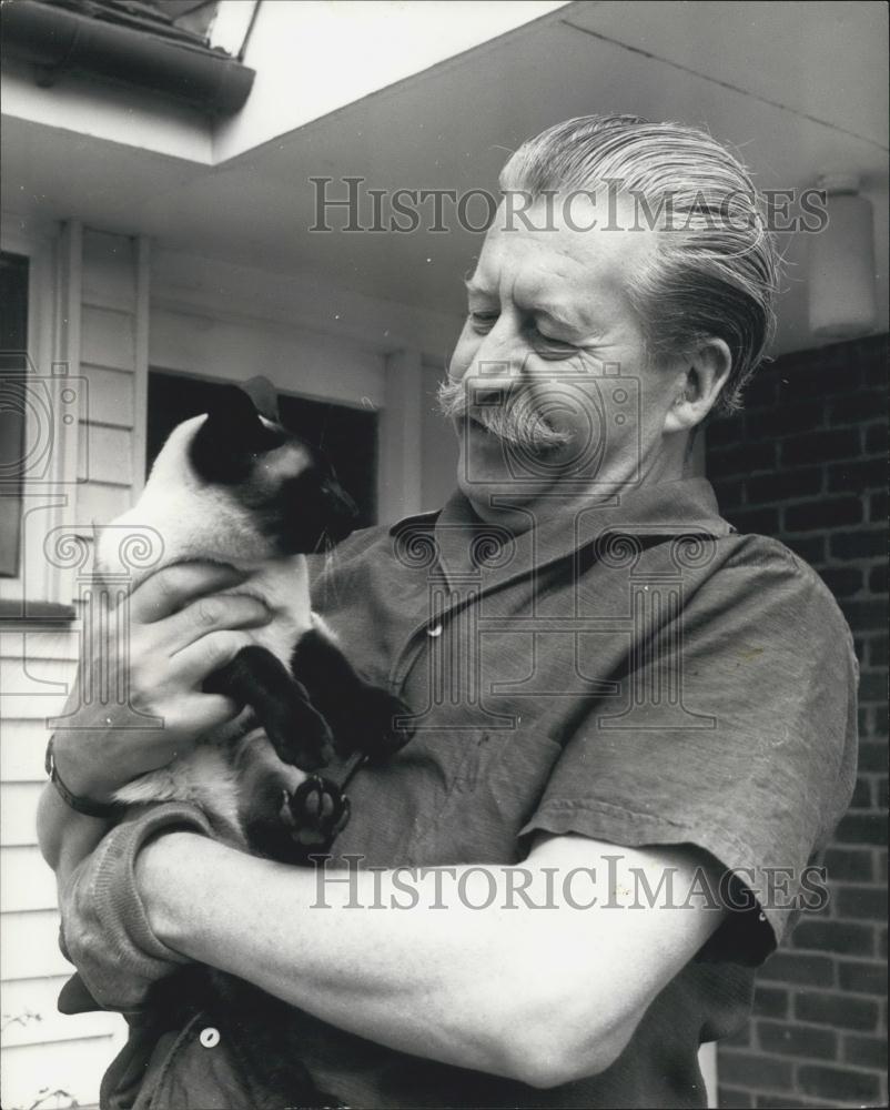 1967 Press Photo Colonel Leslie Lohan And His Pet Cat Tailu - Historic Images