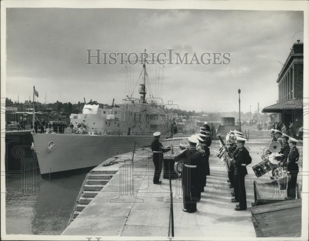 1955 Press Photo British Warship Woodbridge Haven - Historic Images