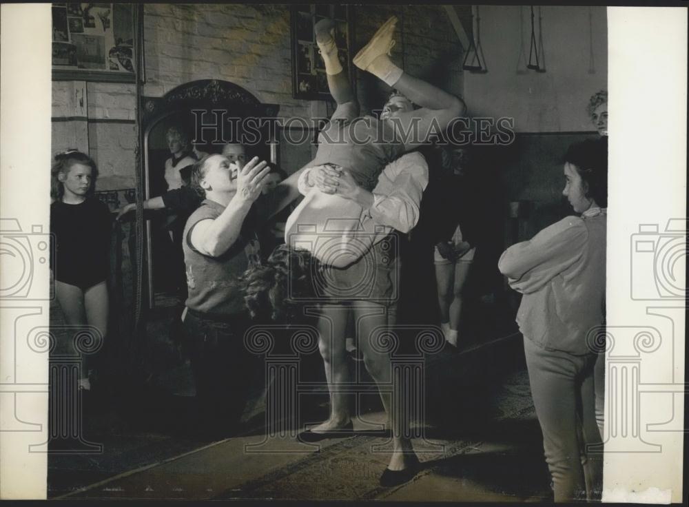 Press Photo Aspiring Acrobats in Training Teacher Helping Children Learn-London - Historic Images