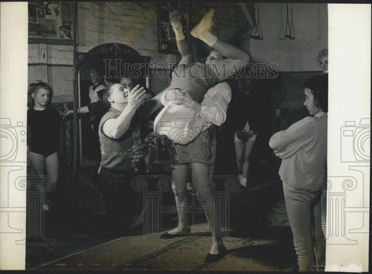 Press Photo Aspiring Acrobats in Training Teacher Helping Children Learn-London - Historic Images