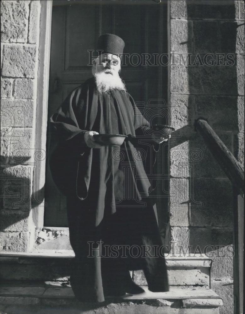 Press Photo Athos-Monastery Republic Monks Get Cash And Rations Pay - Historic Images