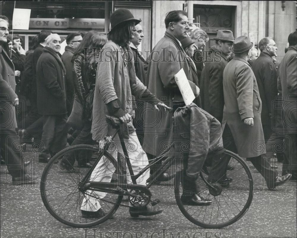 1971 Press Photo Demonstration Against The Industrial Relations Bill: - Historic Images