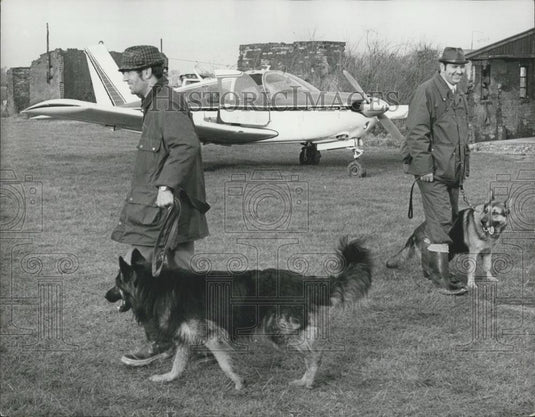 1971 Press Photo Detectives With Tracking Dogs Beside Rammed Aircraft - Historic Images