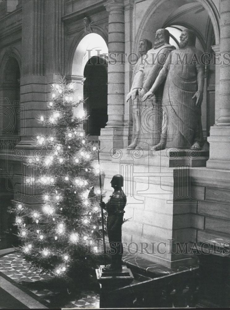 1941 Press Photo Christmas Tree In Swiss Federal Palace Entrance Hall - Historic Images