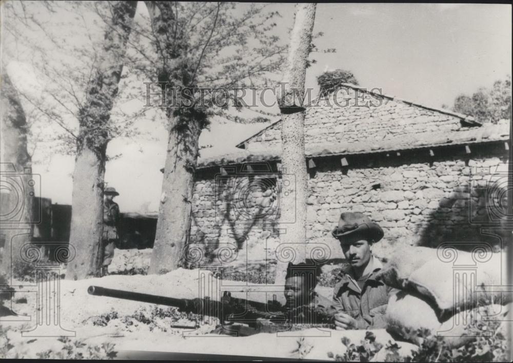 1956 Press Photo French Soldiers with machine guns surveying the approaches - Historic Images