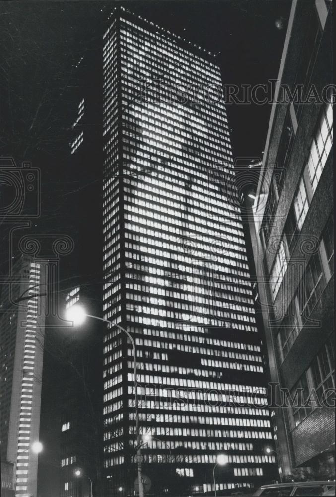 1975 Press Photo Santa Claus In Lights On Tokyo Skyscraper, Japan - Historic Images