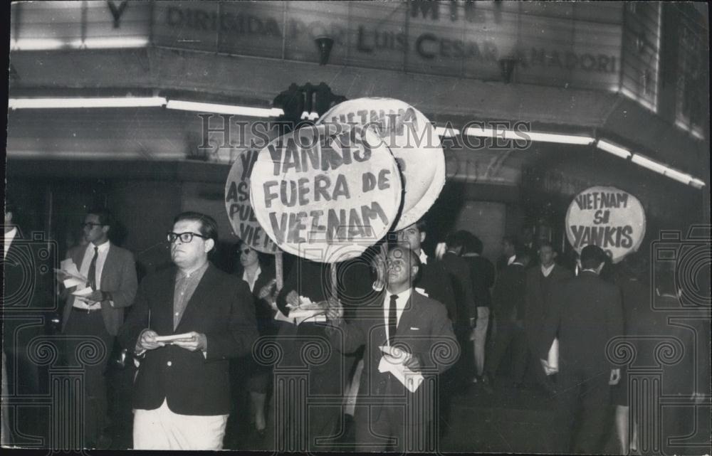 Press Photo Demonstration in Montevideo against Vietnam War - Historic Images