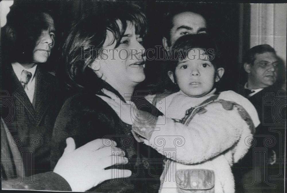 1975 Press Photo Wife & Child of Chiappe Arrested for Transporting Heroin Argent - Historic Images