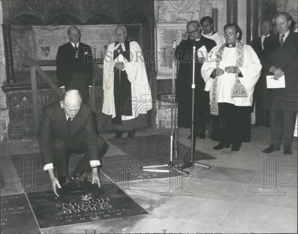 1975 Press Photo Duke of Norfolk , Memorial to Jesuit Poet in Westminster Abbey - Historic Images